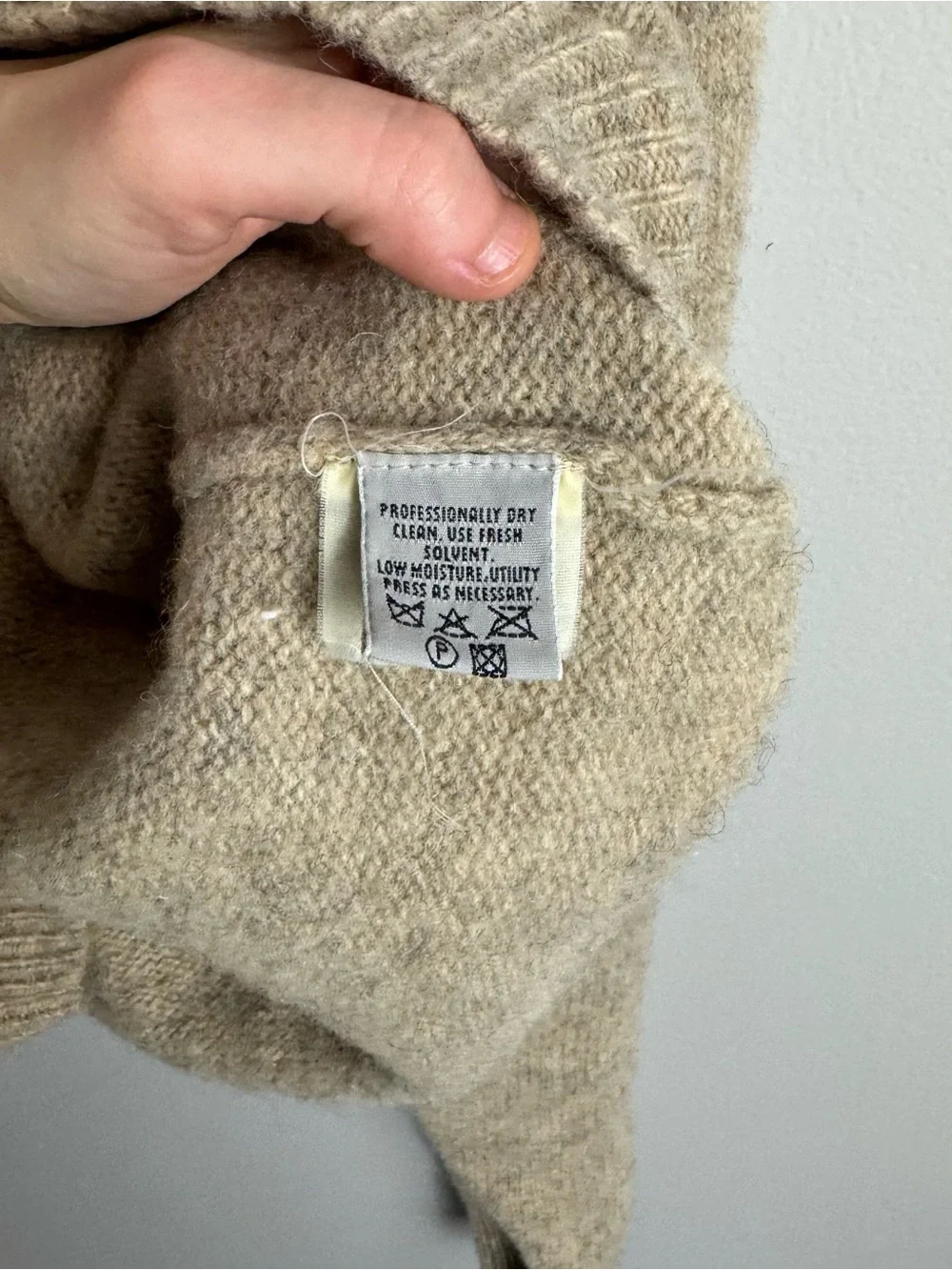 Vintage Eddie Bauer 100% Wool Men’s V Neck Tan Sweater - Picture 6 of 9